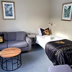 & - Unike Hotel