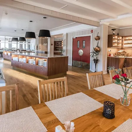 & - Unike Hotel