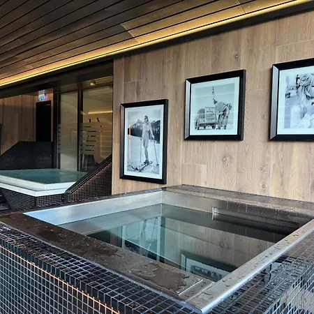 & - Unike Hotel