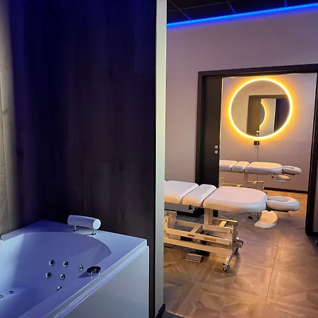 & - Unike Hotel 4*