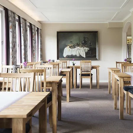& - Unike Hotel