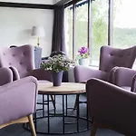 & - Unike Hotel