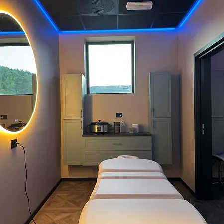 & - Unike Hotel 4*